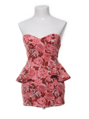 Axelbandslös blommig kortklänning - Jättesöt peplumtopp i XS 