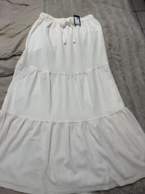 Vit volangkjol  - Lång, vit kjol, lite genomskinlig