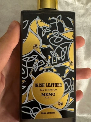 Memo Irish Leather Eau de Parfum - Säljer en Oanvänd memo parfym utan box. Jätte god manlig elegant statement doft. Hör av dig vid intresse 