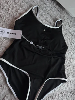 Bikini med hög underdel som formar  - Märke enligt bilden . (OBS AAA) Ej använda. Storlek M men kan passa L. Väldigt flexibel 