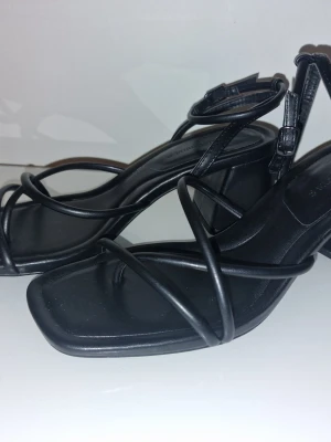 Svarta sandaletter från Stradivarius - Snygga sandaletter med lagom klack för sommarens olika outfits. Helt nya och oanvända 🖤