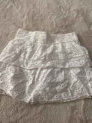 Kjol - Assnygg vit kjol med detaljer från zara i storlek 164. Har tagit bort innershortsen eftersom jag tyckte att de satt konstigt