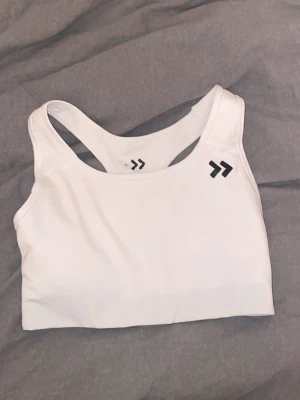 Vit sport-bh från lager 157 - Säljer en vit sport-bh från lager 157 i storlek xs