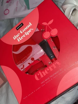 Sence Cherry Face Mask Set - Snyggt ansiktsmask-kit från Sence i röd förpackning med körsbärstema. Innehåller face serum, under eye mask, face mask och silikonborste. Perfekt för dig som vill boosta din hudvårdsrutin med fräscha och roliga produkter.