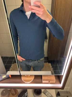 Blå långärmad skjorta från Massimo Dutti - En långärmad pikétröja från Massimo Dutti, size M. Jag är 187cm och 75kg