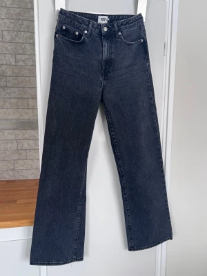 Svarta raka y2k vibe jeans från Lager157, storlek S - Svarta highwaist straight jeans från Lager157. Lite ”urtvättad” look. Mycket sparsamt använda. Skickas snabbt vid snabbt köp! 