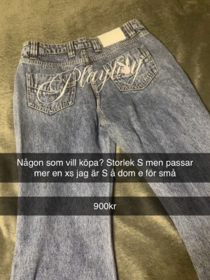 Playboy blå jeans med brodyr - Säljer ett par blå jeans från Playboy. Aldrig använda då dom är för små. Strl S men passar en XS, jag är S och kan ej knäppa dom
