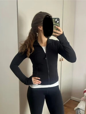 Define cropped jacket  - Säljer denna jätte fina define jacket från lululemon🥰 Bara använd ett fåtal gånger och i jätte fint skick.  