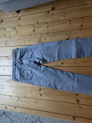 Jack and Jones jeans  - Jeans från Jack and Jones med en liten slitning i grenen(bild 3). Nypris 899 mitt pris 239. Skriv vid frågor