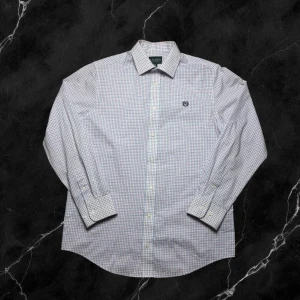 Lauren Ralph Lauren skjorta - strl 18 (XS) - Säljer en Lauren Ralph Lauren skjorta i storlek 18, motsvarar XS.  👕 Märke: Lauren Ralph Lauren 📏 Storlek: 18, XS 📐 Mått: 70 cm lång, 50 cm bred 📌 Skick: Mycket bra skick (se bilder)  💬 Hör av dig vid frågor 💰 Pris kan diskuteras vid snabb affär 📦 Skickas inom 24 timmar