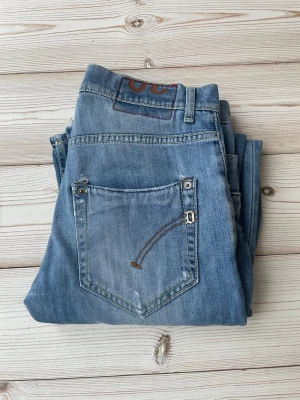 Dondup Jeans - Säljer nu ett par Dondup Jeans👖                                                              Storlek: W30, Skick: 9/10, Nypris: 3799kr, Vårat pris: 599kr. Skriv vid minsta fråga, Fraktar alltid inom 24h efter köp📦