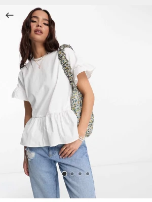 Supersöt topp med volanger - Säljer denna supersöta toppen med volanger. Köpt på ASOS men märket är In The Style. Perfekt till våren/sommaren! 