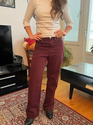 Baggy jeans  - As coola vinröda jeans med väldigt najs passform och är perfekt lösa! Skulle säga att midjan är något under mid rise! Jag är 163 och på bilden har jag också boots som är ca 4 cm höga! Jag har fått de uppsydda men  kan ta bort de om det önskas  och då är de som original igen, alltså är det inget tyg som har klippts bort! Väldigt bra skick och köptes för en månad sen. Kontakta mig angående mått eller om pris ❤️