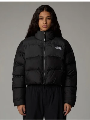 Svart pufferjacka från The North Face - Svart pufferjacka från The North Face med hög krage och dragkedja framtill. Jackan har ett klassiskt quiltat mönster och logotyp på bröstet. Perfekt för kalla vinterdagar och har en kort, boxig passform.