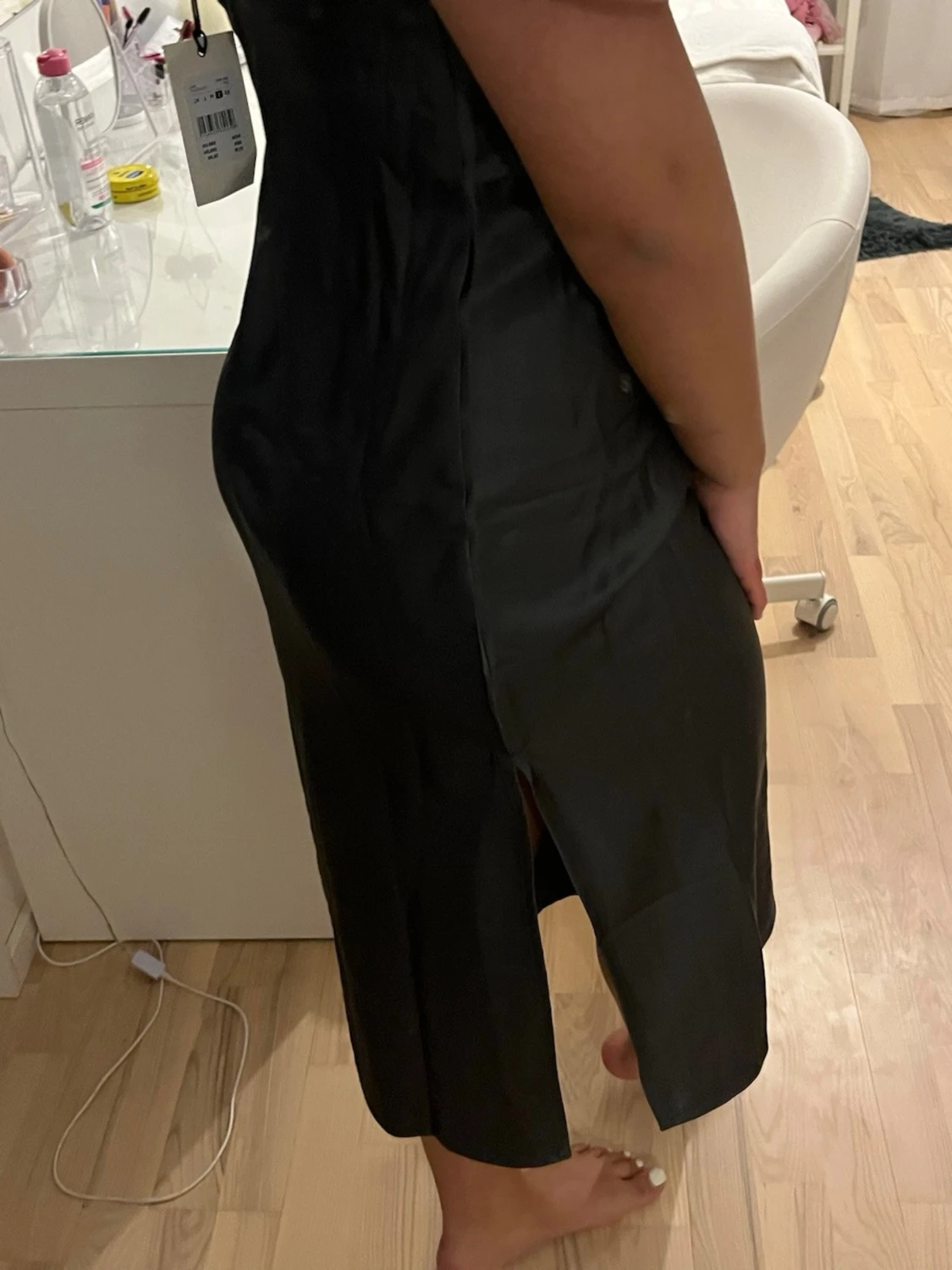 Grå satinklänning med slits - 2