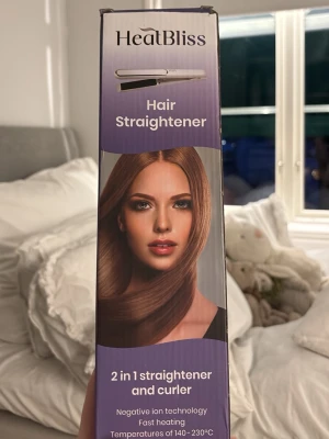 HeatBliss plattång och locktång 2-i-1 - Säljer en HeatBliss 2-i-1 plattång och locktång med negativ jon-teknologi. Snabb uppvärmning och justerbar temperatur mellan 140–230°C. Perfekt för att både platta och locka håret. Har används 1-3 gånger❤️