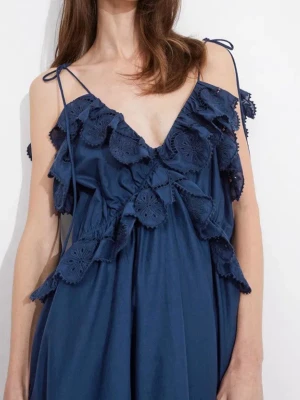 Marinblå klänning med volang - Snygg marinblå klänning med tunna axelband och omlott-skärning. Den har så fina volangdetaljer och spets längs kanterna. Från & other stories 