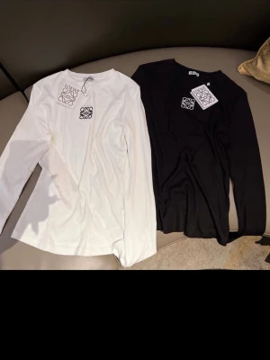 Långärmad topp  - Det finns kvar i svart färg, lång modell.