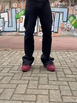 Alohas skor herr - Säljer dessa snygga alohas skor. Skorna är i bra skick och riktigt unika o feta. Skriv vid fler frågor och funderingar!