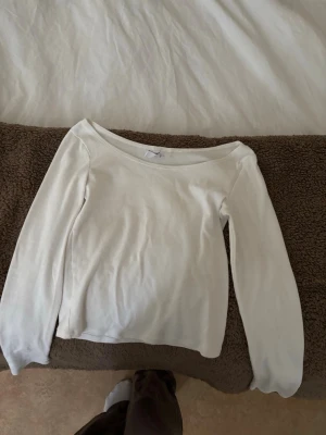 Vit tröja  - Vit t-shirt från H&M. 