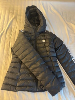 Jacka Adidas - En mycket fin jacka från adidas, knappt använd och bra skick, storlek 38