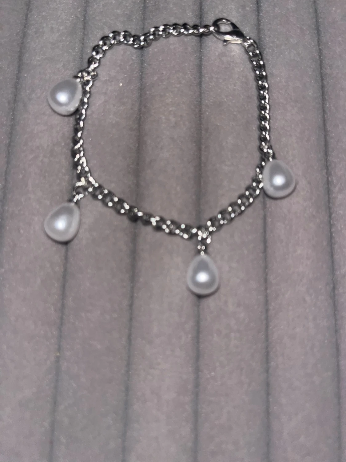 Silverfärgat armband med pärldroppar - 1