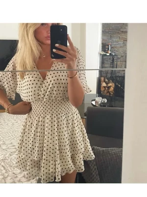 Prickig zara klänning - Super söt och i bra skick men kommer inte till användning längre 