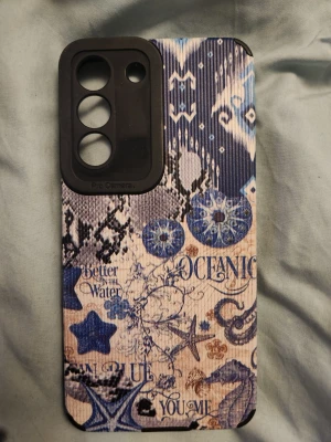 Skal för S22 - Ett mobilskal för Samsung S22 i hårdplast med ett jättefint tryck på. Säljer då jag har för många. Det är från shein och använt i kanske 1 vecka sammanlagt.