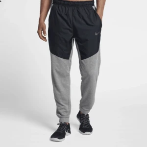 Oanvända Nike Dry Pant Utility  - Helt nya med lapparna på. Storlek S slimfit. Säljer även ett par svarta i samma storlek. Sista pris Pris 500 kr. Kan hämtas i Storvreta eller skickas mot porto. Inga byten eller returer 