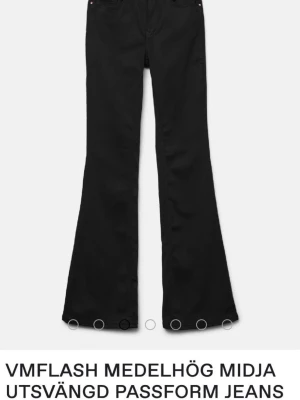 Svarta utsvängda jeans från Vero Moda - Snygga svarta jeans från Vero Moda med medelhög midja och utsvängda ben. Modellen heter VMFLASH och har klassisk femficksdesign. Perfekta för dig som gillar en trendig och bekväm passform. Materialet är mjukt och stretchigt denim.storlek M/30