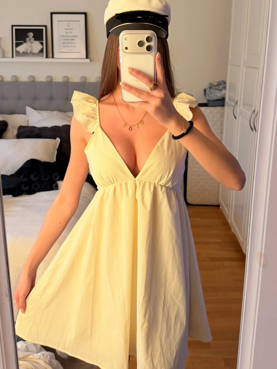 Vit kort klänning med volangaxlar