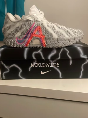 Nike Ja 3 - Nike sneakers i grått och vitt med unika detaljer. Helt nya och originala Nike ja3. Bara använd en gång