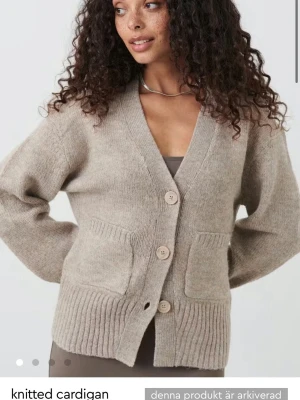 Gina kofta - Så fin stickad kofta från Gina. Säljs inte längre 🩷