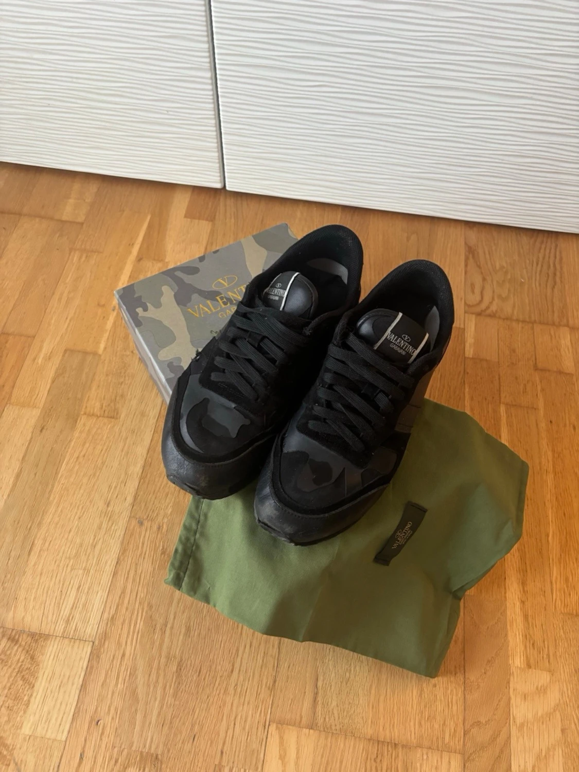 Svarta Valentino Garavani sneakers - 4