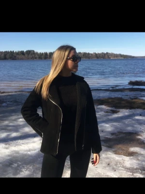 Teddyjacka  - Svart teddyjacka från H&M. Jackan har silvriga dragkedjor. Stl 34/S