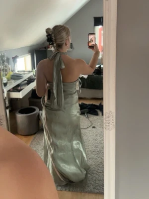 Balklänning  - En grön/ turkos klänning. Storlek M men jag även en i S.   Köpt för 1100 säljer för 850kr❤️