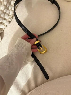 Skärp från ASOS - Supersnyggt skärp från ASOS. Använt fåtal gånger. Funkar till alla outfits. Storlek S-M, vilket motsvarar 36-40