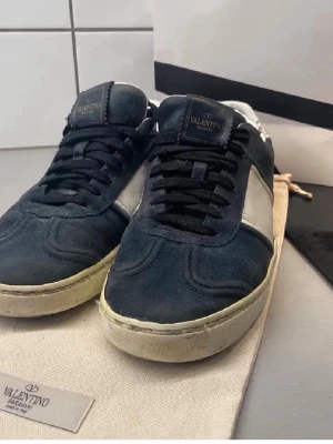 Valentino flycrew - Valentino flycrews (mörkblåa) || Skick 5/10, mycket kvar att ge || Endast dustbag medföljer! || 7 nitar kvar på höger sko, 6 nitar kvar på vänster sko || Stl 41 passar 42-43 || Hör av er vid frågor eller intresse!! || Mvh M12closet✌🏽🔝