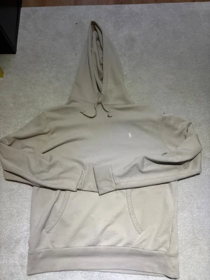 Polo hoddie  - En polo hoddie som är ganska ny köpt som har används några gånger och inte används längre. I storlek M/L