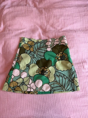 Grön kjol - Jättecool grön pennkjol med blommor och annan natur