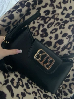 Riversisland väska - Säljer en riversisland väska i gott skick men loggan har rostat