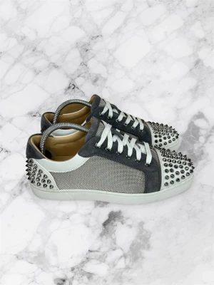 Christian Louboutin junior spikes sneakers  - Storlek 40,5 väldigt bra skick saknas 1 spik allt og