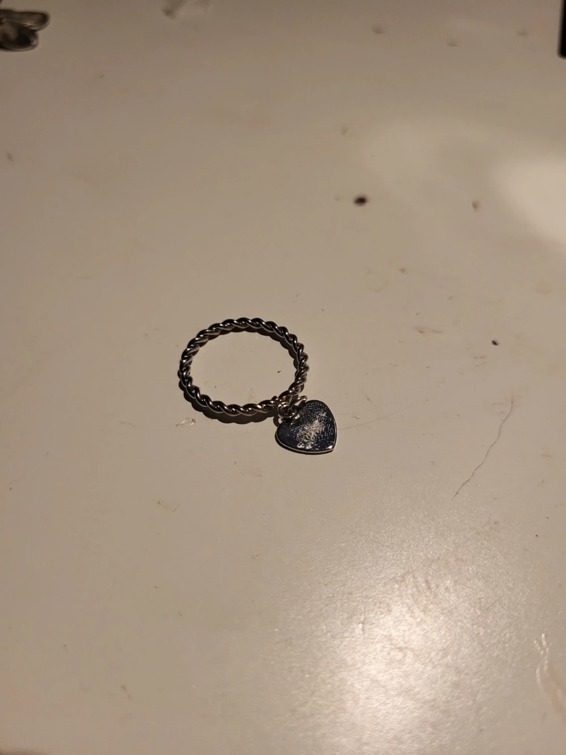 Tre silverfärgade ringar med hjärtdetaljer