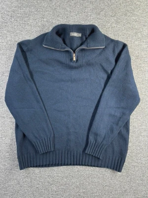 Dressmann Ull Halfzip – Storlek L - Stickad ulltröja från Dressmann med halfzip i storlek L. Stilren mörkblå tröja med hög krage och dragkedja – perfekt för en klassisk och tidlös look.  📏 Storlek: L 📐 Mått visas i bilderna ✨ Skick: Bra skick – skicket visas tydligt i bilderna  Perfekt till höst och vinter, funkar både casual och mer uppklätt.  💸 Följ mig så får du 10% rabatt på köpet!