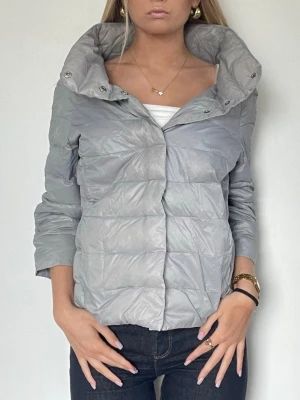 Grå hernolikande jacka!  - Följ för likande! Herno liknande jacka med trekvartsärm, krage och knappar. Perfekt nu till våren! Storlek S, äkta dun från monnari. Storlek 42 men väldigt liten i modellen så passar en S (jag på bilden bär vanligtvis S och den sitter perfekt) tryck köp nu🩶TK-0106