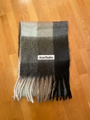 Acne Studios halsduk - Använder ej