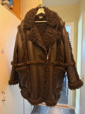 Brun päls  - Brun skinnjacka med fårpäls  Storlek 46  Nästan ny  Använt en gång Super stretchig från Asos