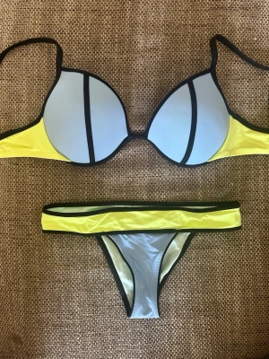Victoria’s Secret Bikini - Jag säljer en bikini från Victoria’s Secret i en trendig färgkombination av ljusblått och neongult med svarta detaljer. ÖVERDEL: 34D UNDERDEL: S Överdelen är använd 2-3 gånger men underdelen endast provad. Överdelen kan ha mindre fläckar på insidan som inte syns när den används men höger delen (framifrån) har några mindre noppror. Syns på sista bilden. Utöver second-hand är den svår att få tag i och är mycket efterfrågad och eftersom jag inte fått användning för den säljs den. 