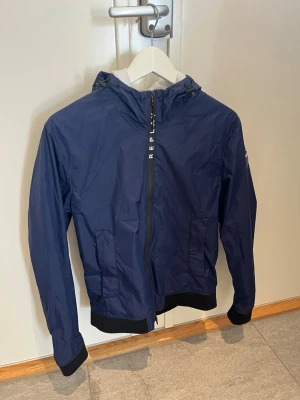 Replay vindjacka  - En snygg och tunn vindjacka från Replay. Den är i storlek M, men den sitter lite mindre. Passar bra på dig som har S-M. Väldigt bra skick!