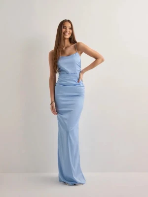 Ljusblå balklänning med öppen rygg - Säljer nu denna jätte fina balklänningen med smala axelband och öppen rygg. Den är endast använd en gång och är i fint skick❤️